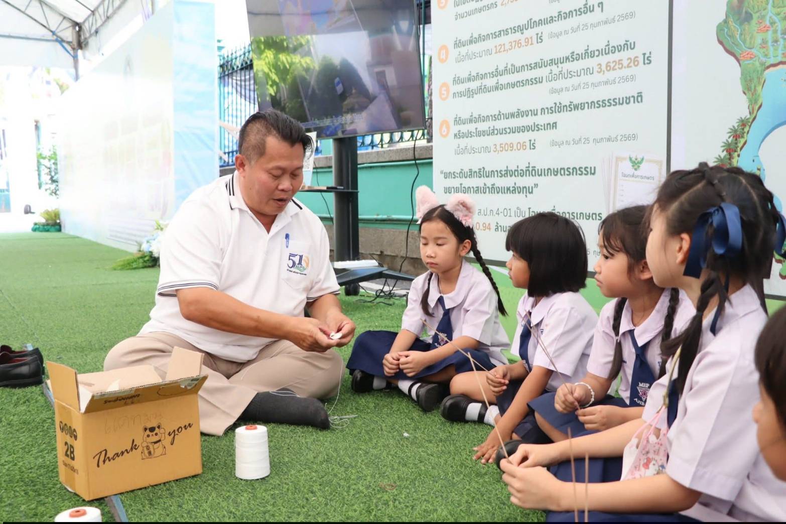 title - รัฐมนตรีว่าการกระทรวงเกษตรและสหกรณ์ พร้อมด้วยคณะผู้บริหาร ส.ป.ก. เข้าเยี่ยมชมโซนกิจกรรมฝึกอาชีพ Workshop งานศิลปหัตถกรรม (ศพส.) กิจกรรมจัดขึ้นภายใต้งาน วันคล้ายวันสถาปนาครบรอบ 51 ปี ส.ป.ก. ณ สำนักงานการปฏิรูปที่ดินเพื่อเกษตรกรรม